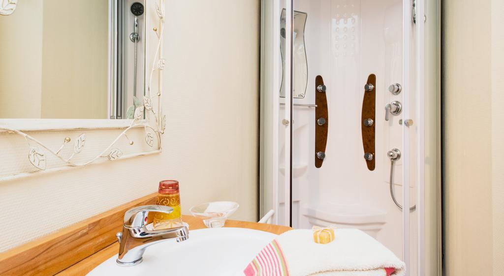 Les Petites Vosges Bed & Breakfast บาญเญอ-เดอ-บีกอร์ ห้อง รูปภาพ